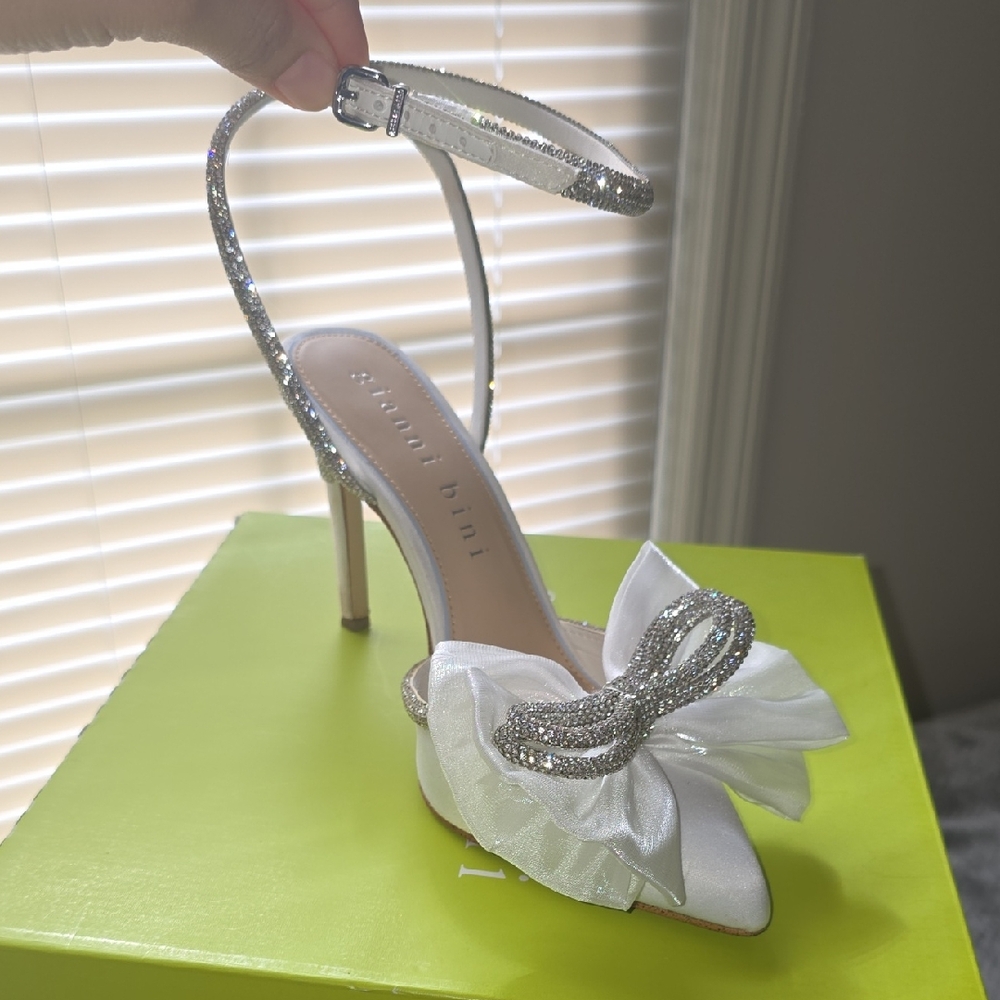Gianni Bini White and Silver Bow Heels